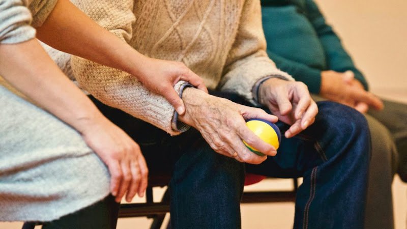Cuidadores-Cuidadores-de-personas-mayores-y-ancianos-Ayuda-a-domicilio-Encuentra-empleo-como-cuidador-de-personas-mayores