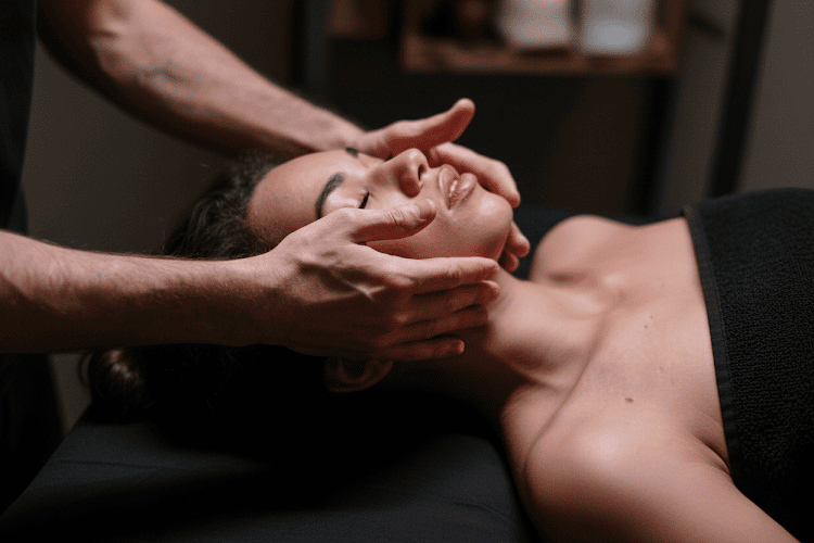 Home-massage-Malaga-Luxaria-Spa