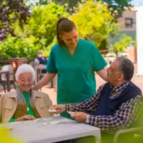 Dos personas mayores con la enfermera en el jardín, 16 de marzo de 2026, 02-13-32 UTC