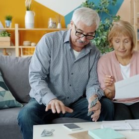 Familia revisando documentación sobre apoyos y dependencia para una persona mayor